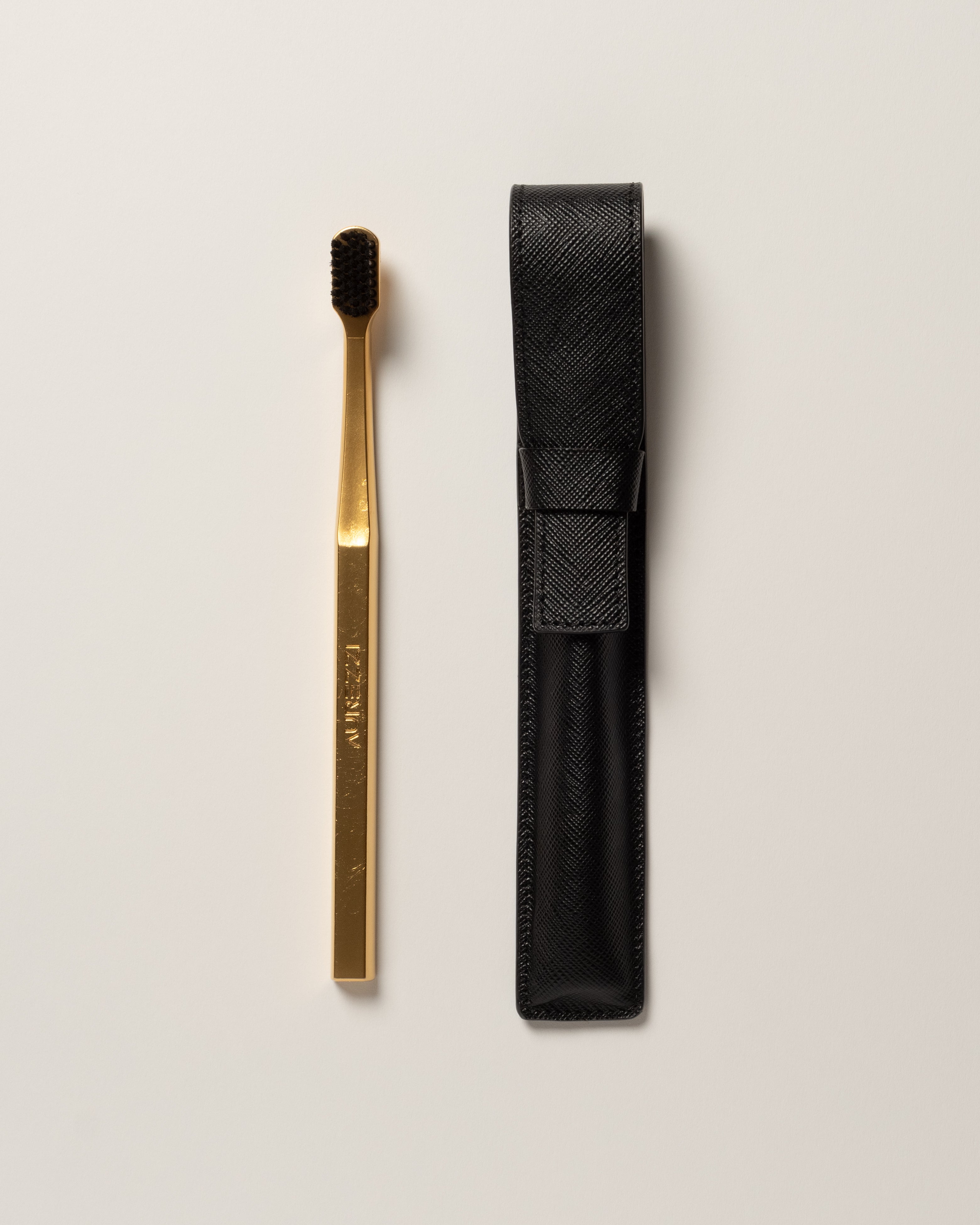 aurezzi-reise-set-black-saffiano-leder-etui-zahnb-rste-gold-black image 1